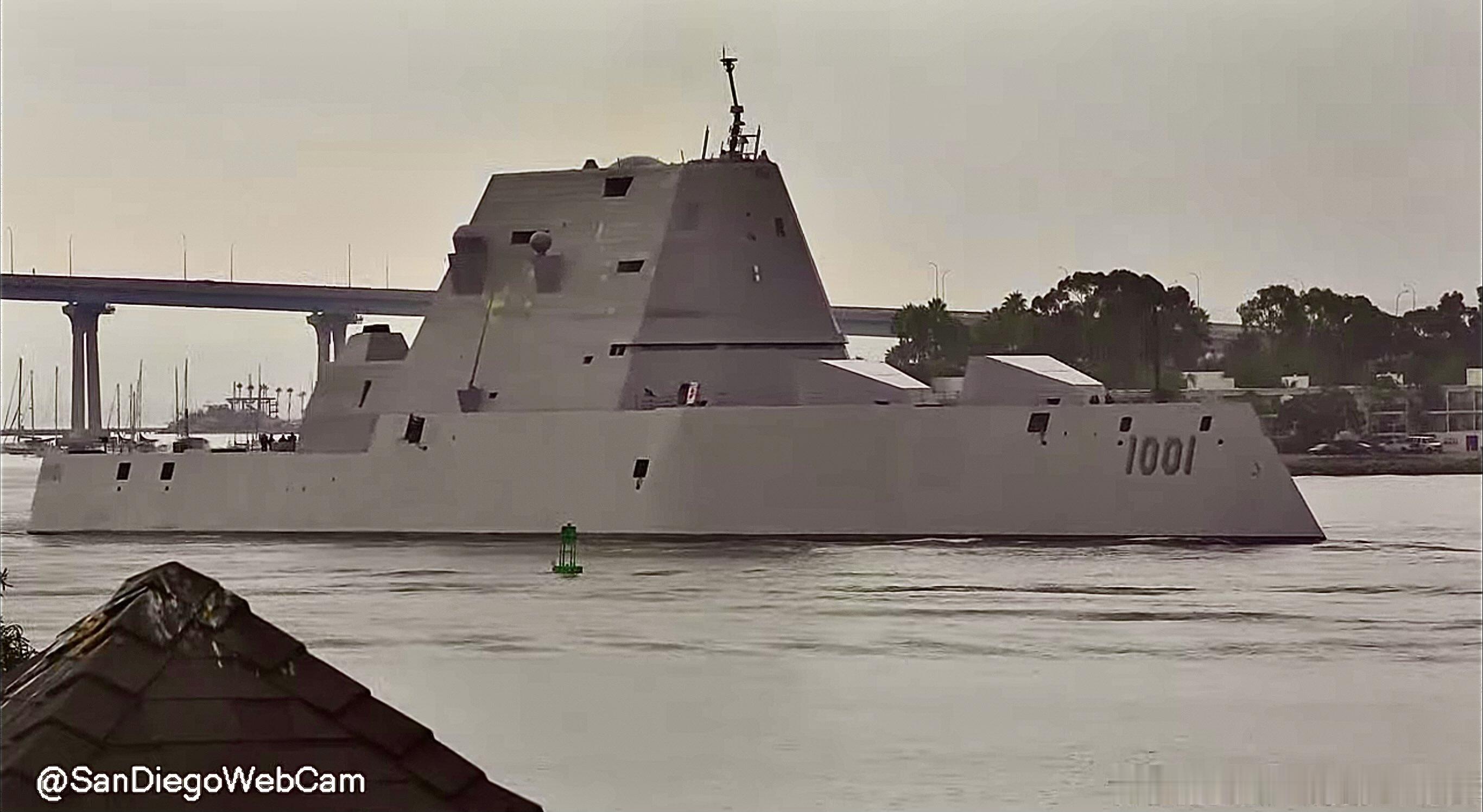 圣迭戈港内的迈克尔·蒙索尔号USSMichaelMonsoor(DDG