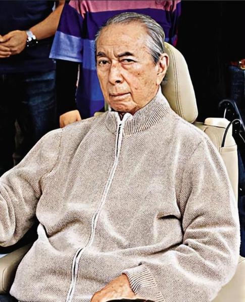 何鸿粲的身体是个迷！2009年，87岁的何鸿粲不慎摔伤，造成多器官衰竭，但他却一