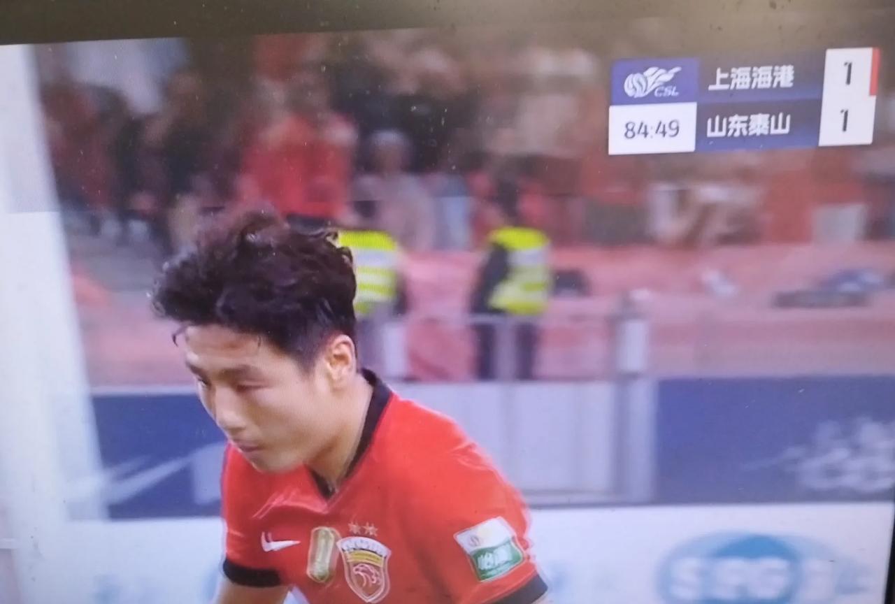 蒯纪闻制造点球，武磊操刀主罚命中，“武球王”终于打破进球荒，本来是古斯塔沃站在点