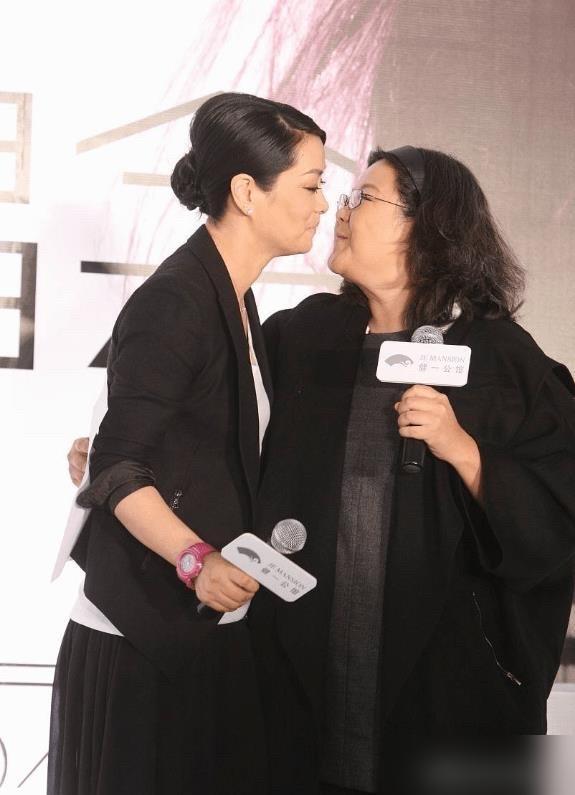 洪晃和毛阿敏关系很好，和毛阿敏已经过世的丈夫解直锟也很熟悉。以前洪晃管解直锟叫“