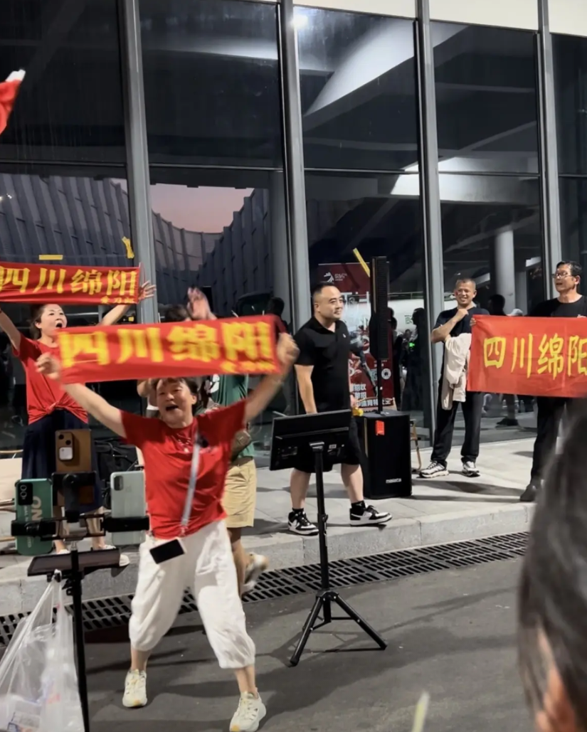 粉丝还是蹭热度？昨天晚上，去临沂刀郎演唱会现场看了看，外面人特别多，可以说是