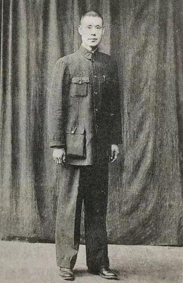 1947年，国军32军参谋长率五千人起义，军长急电蒋介石求援。可蒋介石的参谋收到