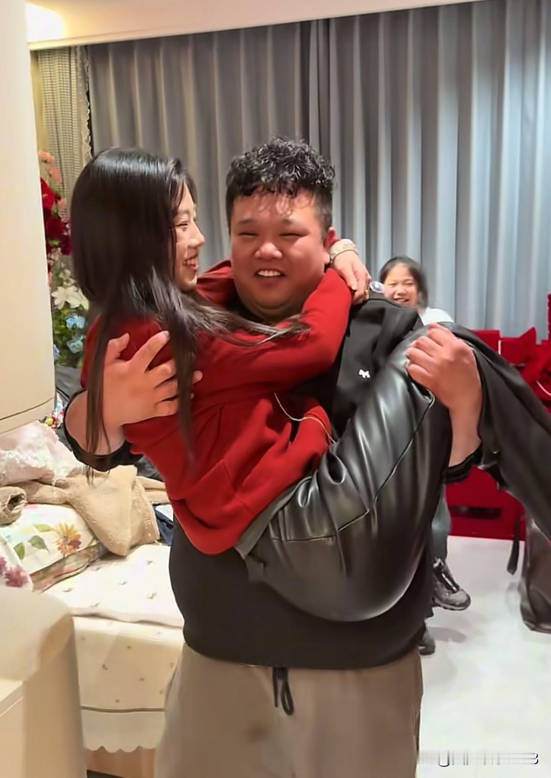 谢清帅的妹妹谢梁静结婚了。在谢清帅更新的视频上兄弟两个人在彩排的时候都嘻嘻哈哈开