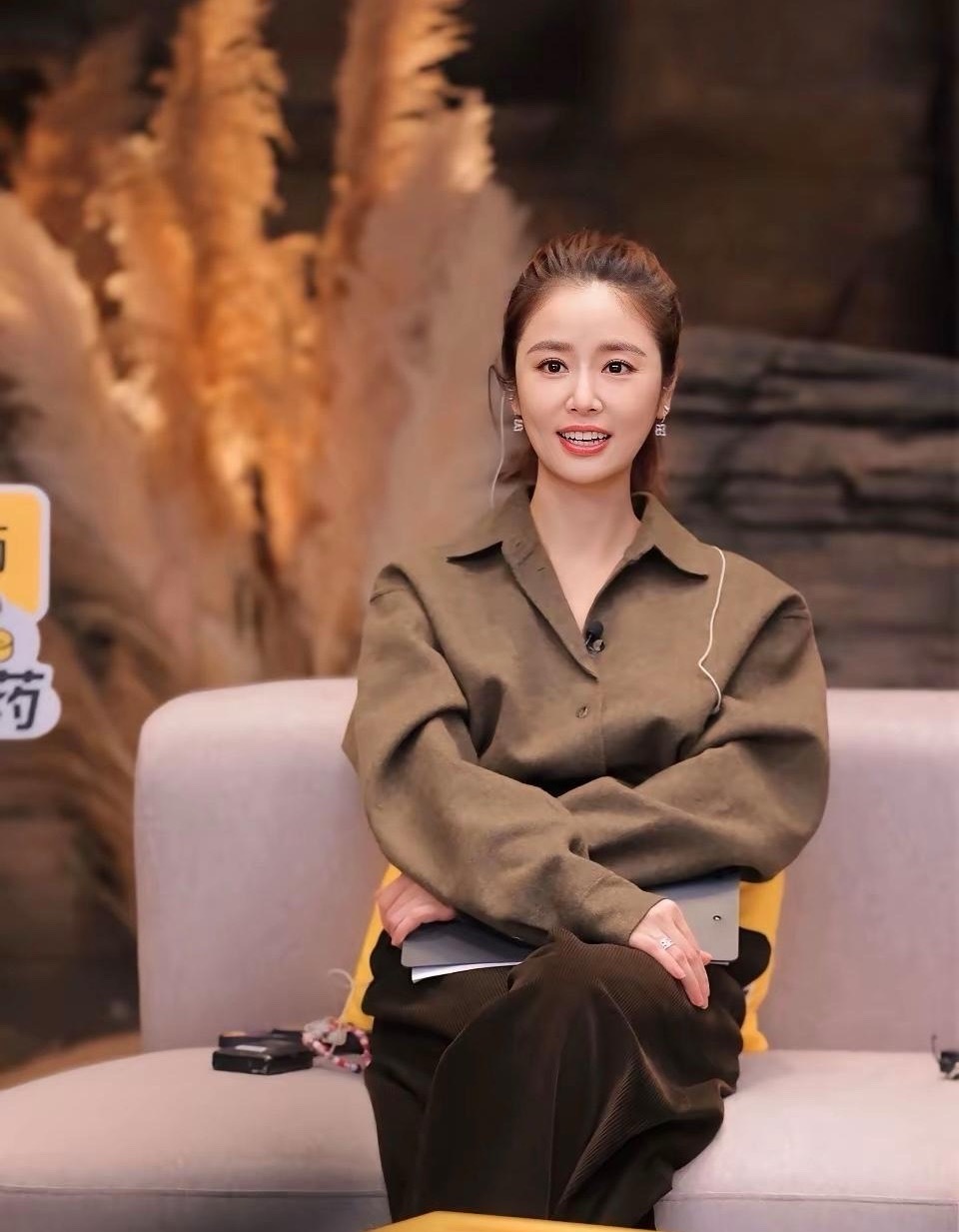 林心如确实适合扎蓬松高马尾，额头饱满，鹅蛋脸流畅，关键47岁了发际线也没有后移，