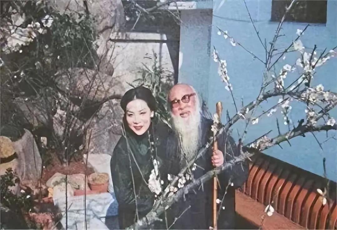 1952年，东京，18岁的日本女孩山田喜美子站在53岁的张大千面前，她一边脱衣服