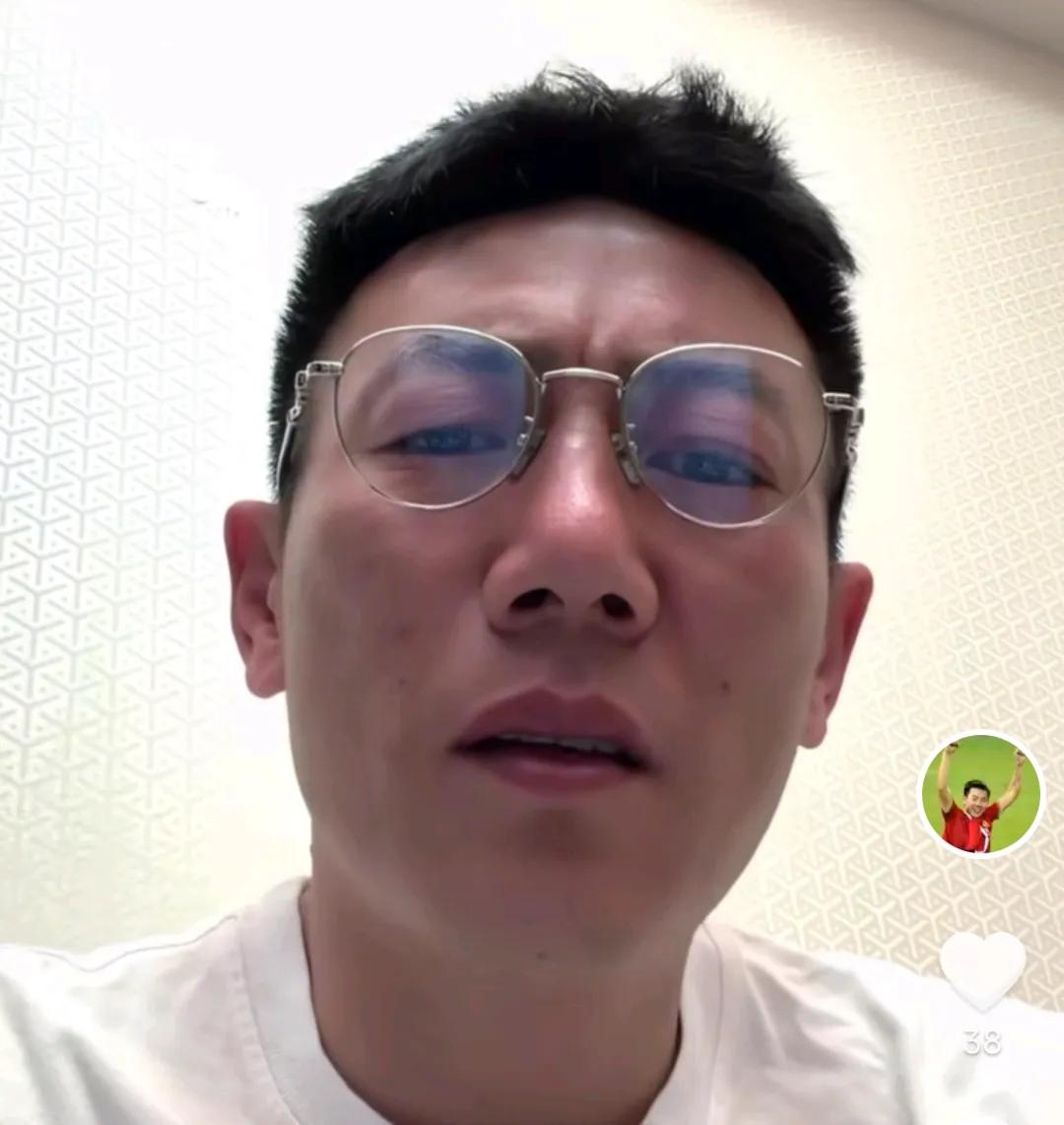 前国脚秦升在直播间爆了一个料。秦升在直播时表示，在2012年那会，卡马乔担任国