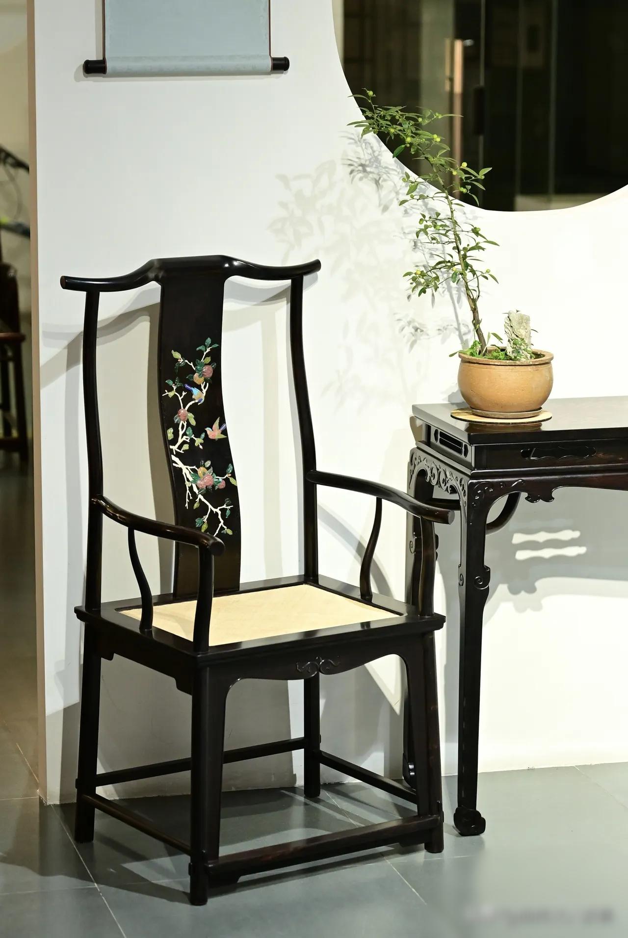 书房有书有画，那氛围简直绝了。书是知识的宝库，在卡通风格的书架上摆满五颜六色的书