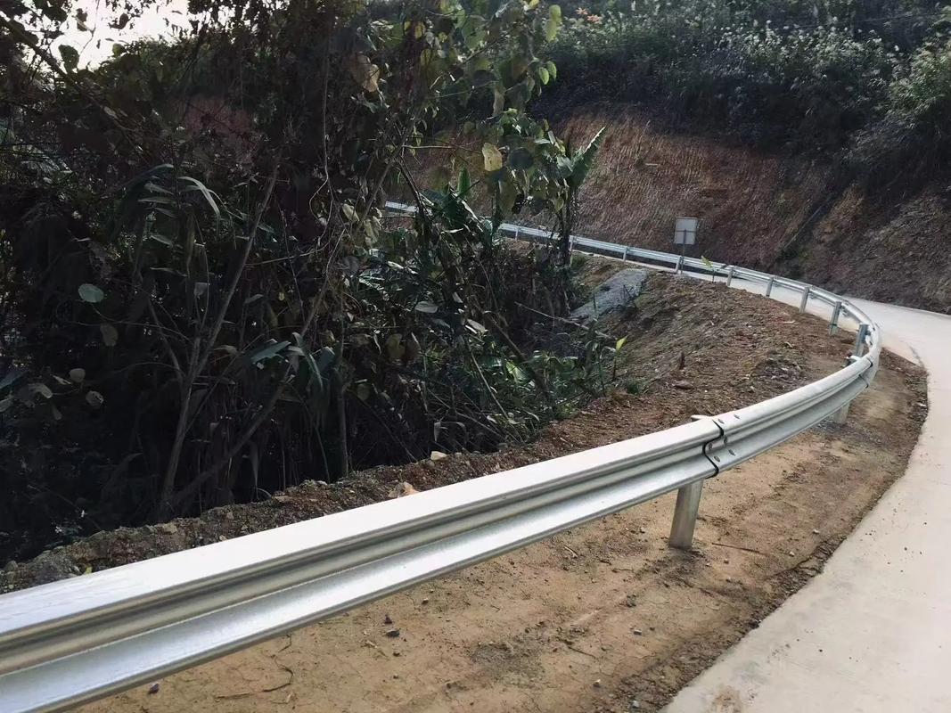 四川，袁某心情不好找来好兄弟庞某、一起吃宵夜，吐槽自己工作不顺，一天辛辛苦苦挣不