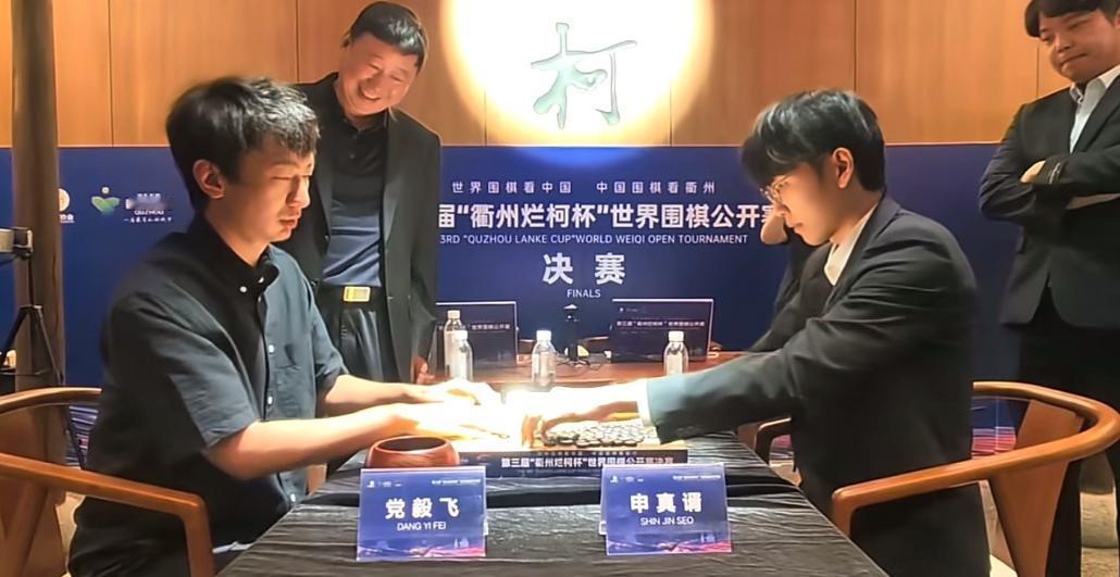 烂柯杯决胜局，当申真谞投子那一刻，党毅飞如释重负。先是望向前方，长出一口气，然后