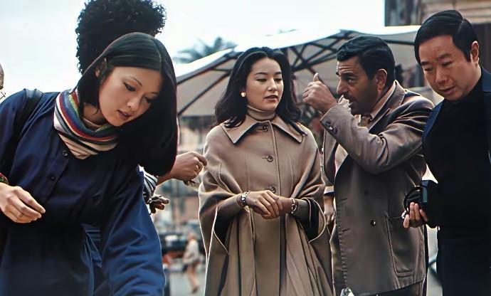 林青霞和胡因梦40多年前的穿搭，如今看起来一点也不过时，怪不得曾经黑白电影时候就