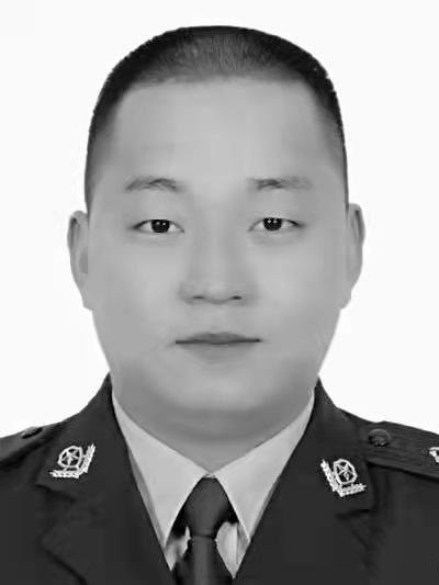 禁毒英雄杜宇华，在押解犯罪嫌疑人指认现场的过程中，不幸被犯罪嫌疑人开枪击中腹部，