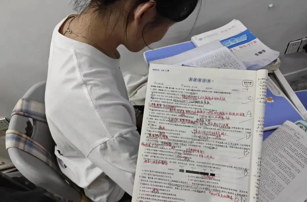 高一开学刚满月，家门一关，女儿瞬间从话痨变石佛，这疲惫背后的高中战场有多残酷？