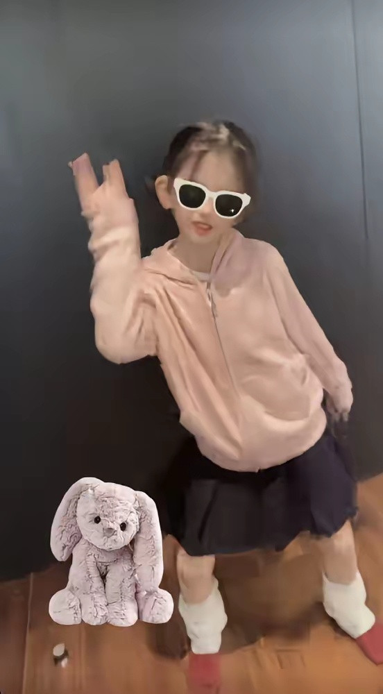 郭富城家三颗明珠​60岁生日派对后第4天，方媛抱着刚出生的三女儿亮相。92斤，