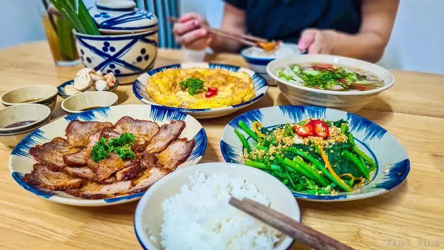 《老年人一日三餐很重要》合理安排老人早餐、午餐、晚餐三个时段，结合进食时间、