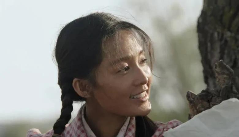 有的女人，天生就善良，善良的让人可敬又可佩。老公刚刚来电话，说他今天中午去老黄