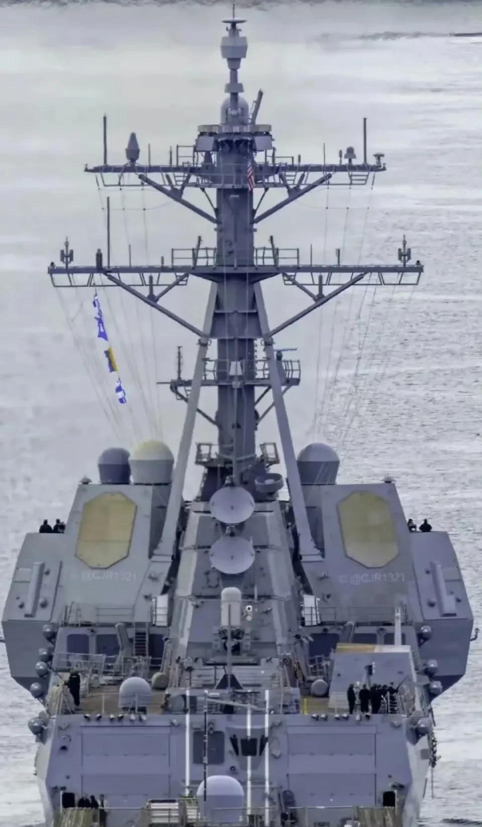 从舰尾来比较伯克级和055大驱。时代感的差距就一目了然。伯克级密密麻麻的天线