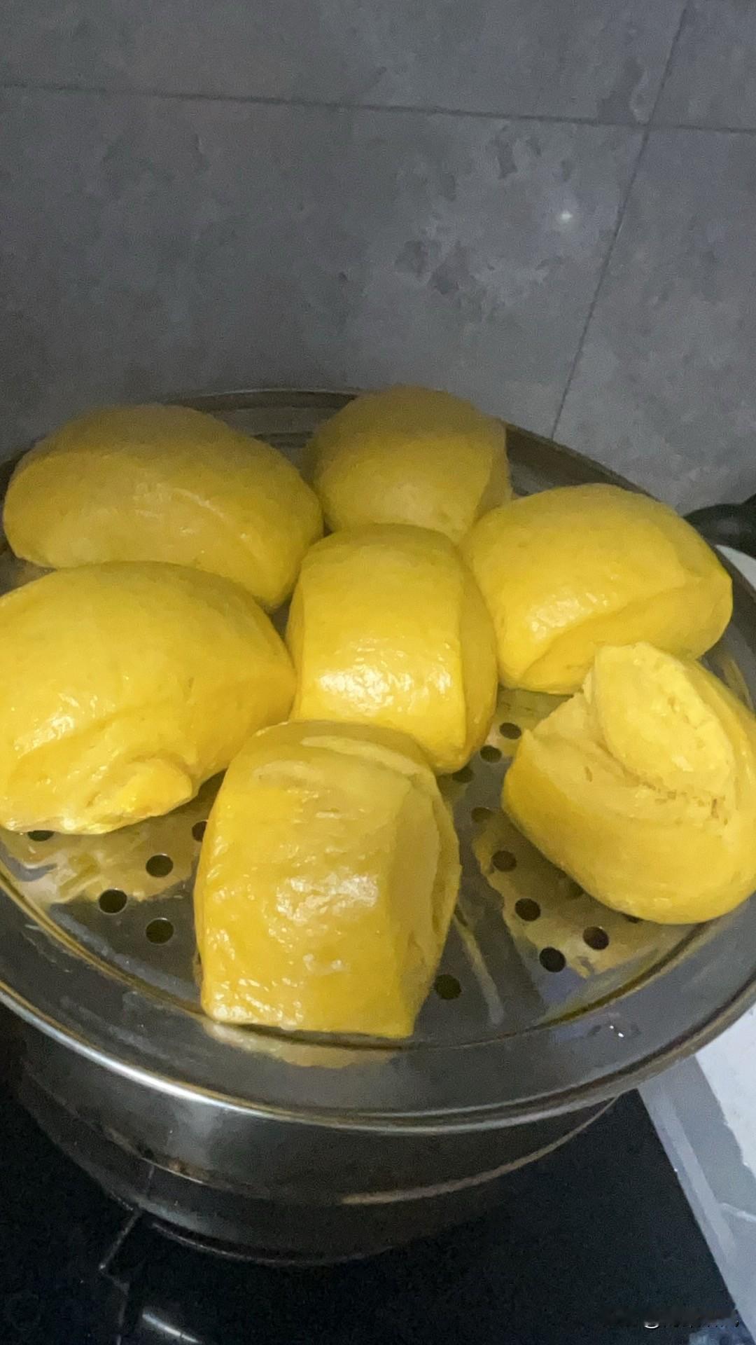 做南瓜馒头其实特简单，不用费力揉面，也不用加一滴水。首先把南瓜蒸熟，捣成泥，