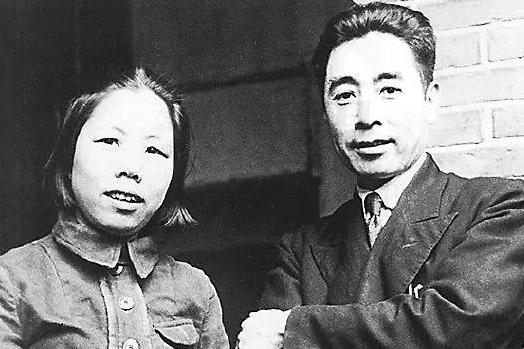 1942年重庆，刚做完手术的周恩来回到家中，看到秘书手臂上的黑纱，瞬间脸色苍白，