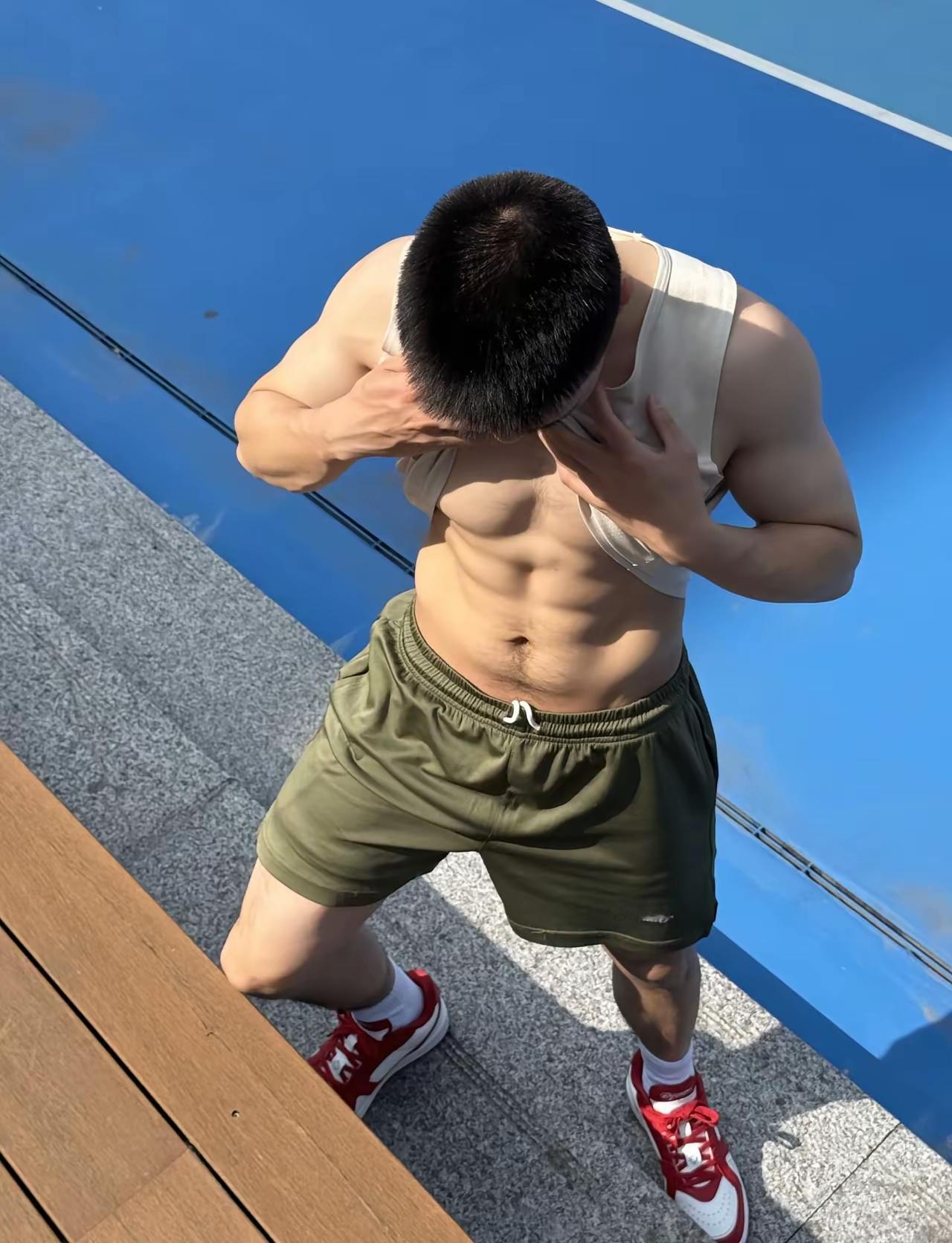 春日生活打卡季有时候觉得春天像一个大型“肌肉展示季”。公园里的单杠区、篮球场、跑