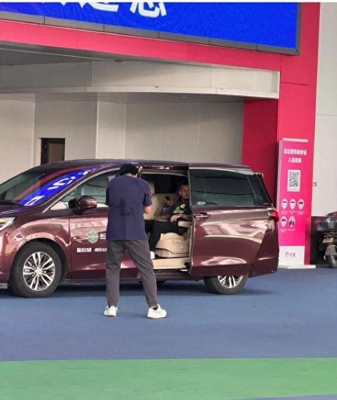 罗马尼亚锋霸抵达浙江俱乐部！申花锋霸何时到来！夏窗转会即将开始！申花应该会有所应