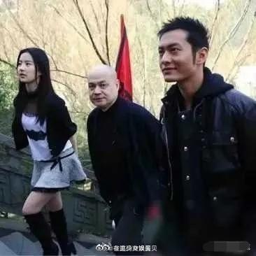 刘亦菲和黄晓明陪着的这位是谁啊，居然可以在中间并排走
