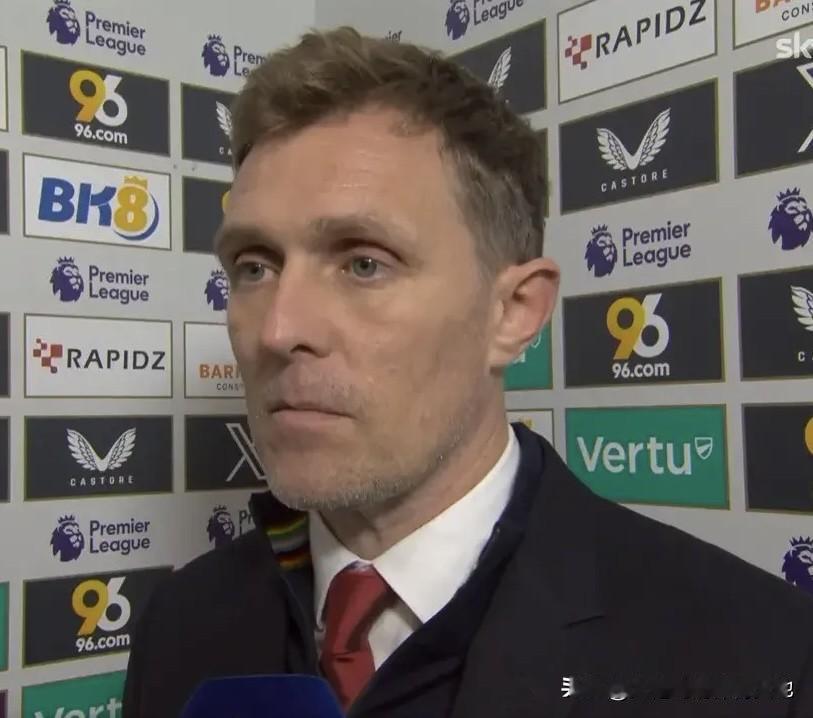 伯恩利2比2曼联阿莫林意外下课，名宿弗莱彻临时教练匆忙上任，换了阵型换了首发，打