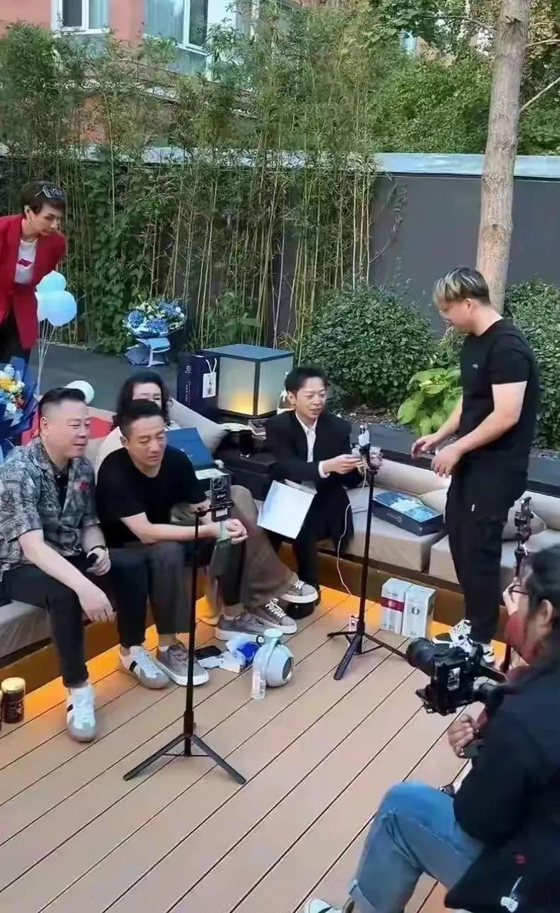 汪小菲婚礼第二天，张兰母子俩请大家吃烤全羊，好多朋友都没有走，汪小菲好热情。汪