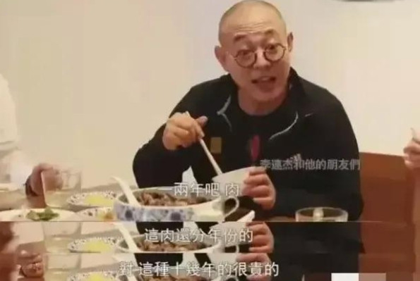 那年，李连杰邀请鲁豫来家里吃饭，鲁豫看着一盘腊肉，夹起来尝了几片，觉得挺好吃，准