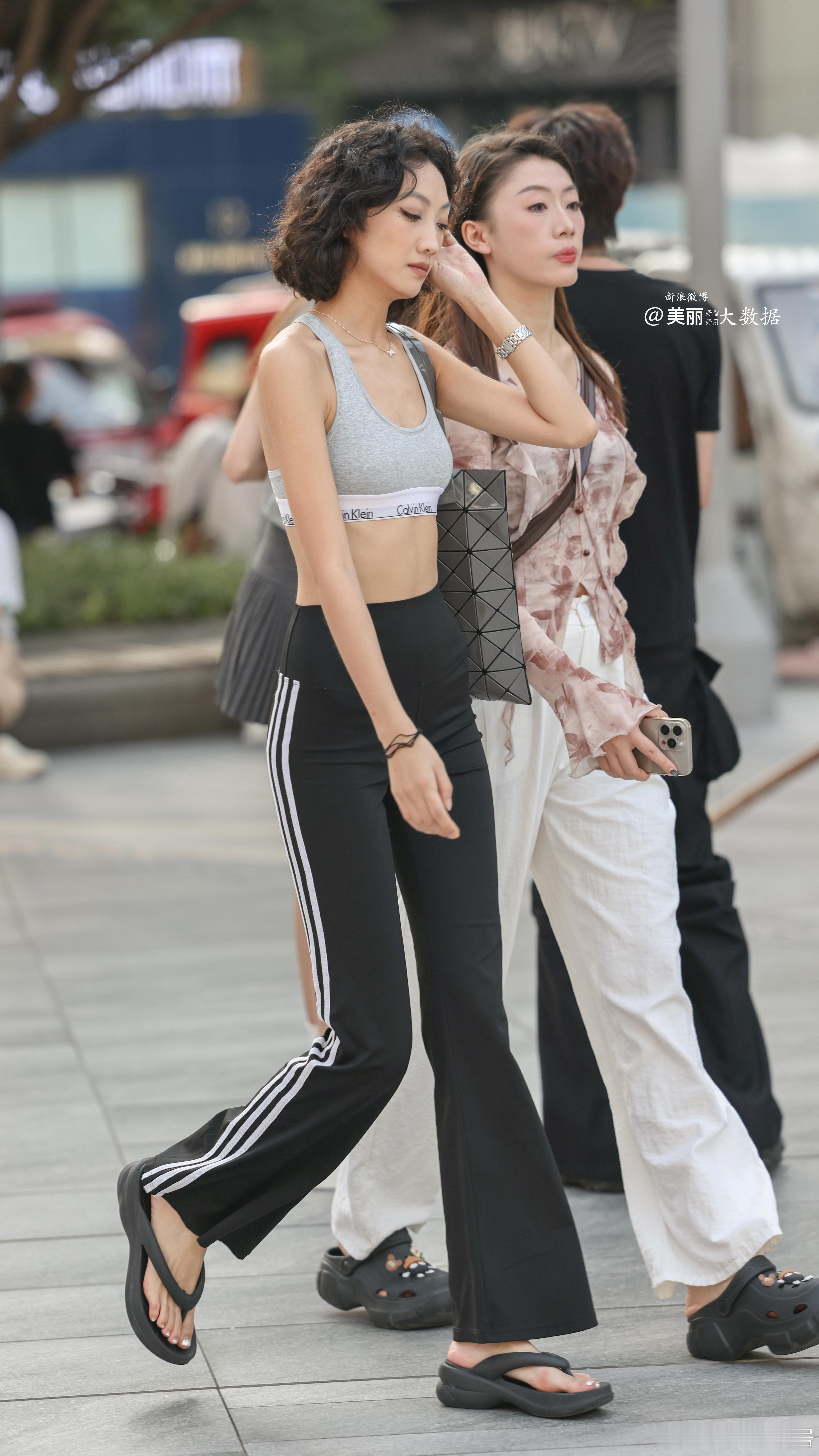 想想还是发春秋天的服装吧。。。你说呢？