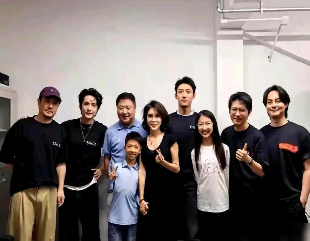 你以为顶流巨星就站C位？天真了。在三亚，200亿票房的沈腾也得往边上稍稍。飞