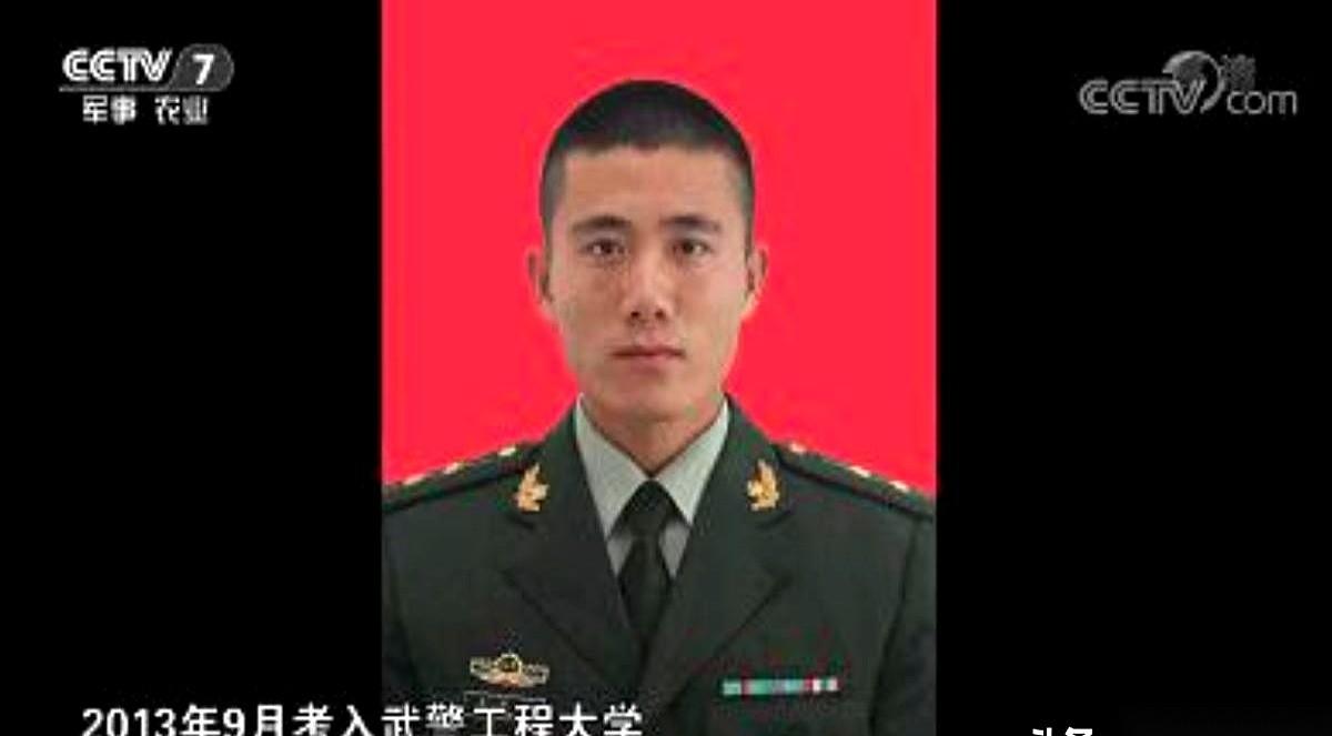 国家精心培养了他五年。他才刚刚上岗一个月。当那枚一等功奖章，塞到他母亲手里时