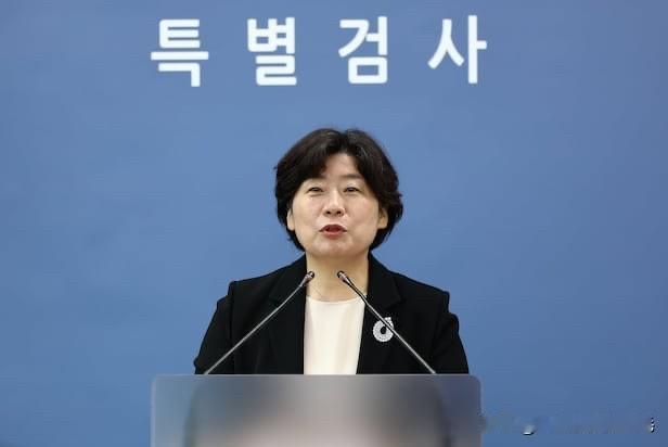 韩国内乱特检团队16日对拒绝出席的前总统尹锡悦展开了第三次强制传唤。据法律界