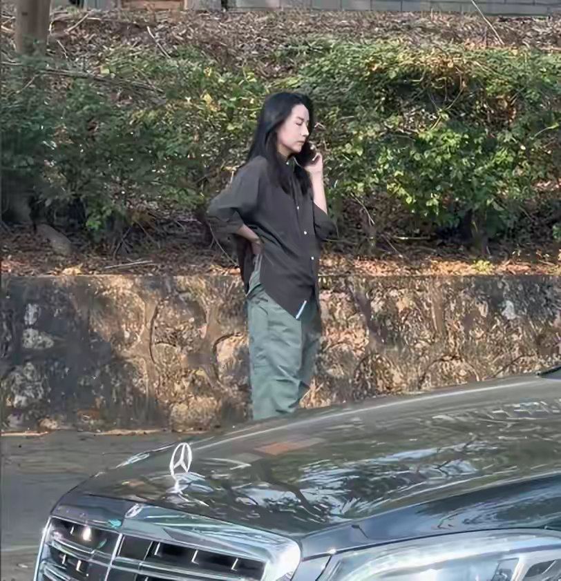 45岁董洁街头打电话被拍，苹果肌下垂褶子多，皱眉撇嘴一脸凶相