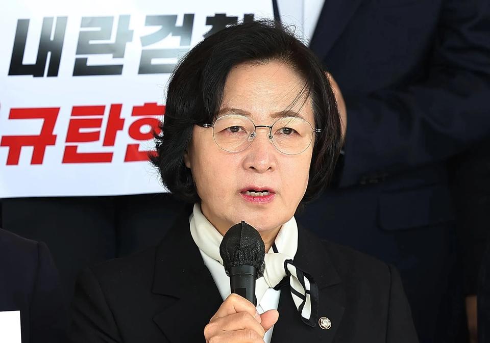 韩国国会议员批评特朗普偷袭伊朗违反国际法是什么概念？而，她的来历可不小。秋