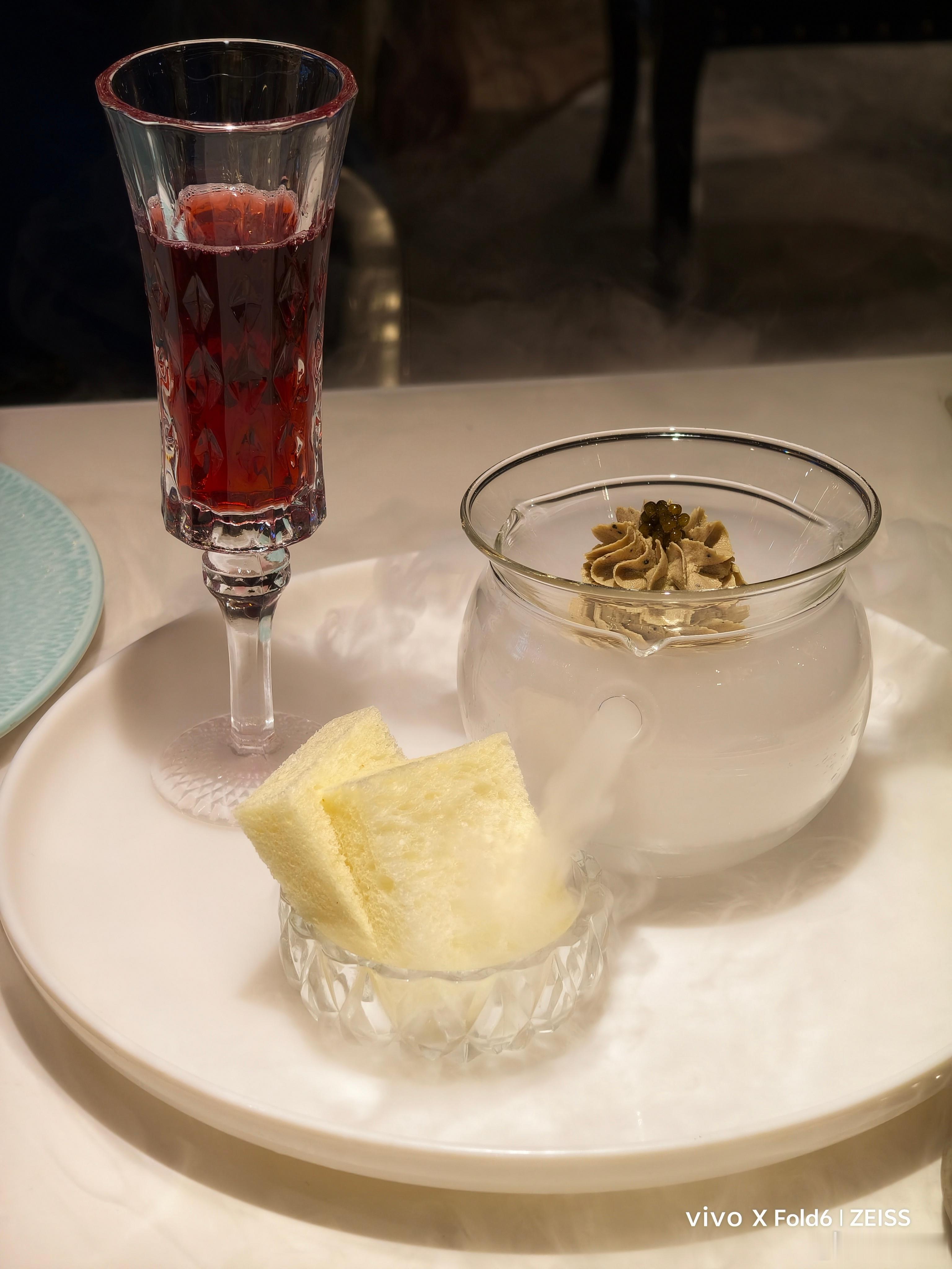 今晚吃俄餐，很久没吃过漂亮饭了，怎么说呢。这会儿正往哈师大夜市走，一会儿准备大吃