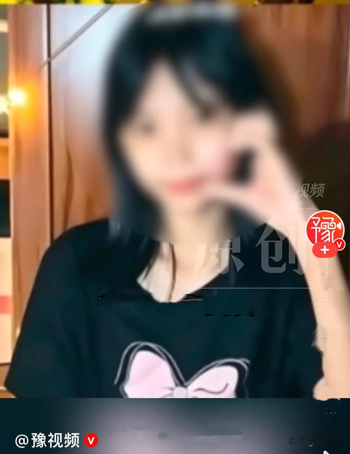 近日，海南一位初一小姑娘放学，妈妈早早在校门口等着接她回家，谁知道孩子为了出去玩