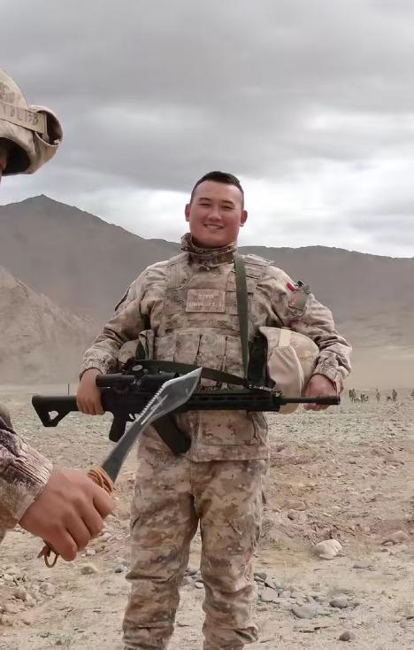 看看我军在边境山区，缴获到了什么？印度最精锐廓尔喀士兵的廓尔喀弯刀。实事求是说，