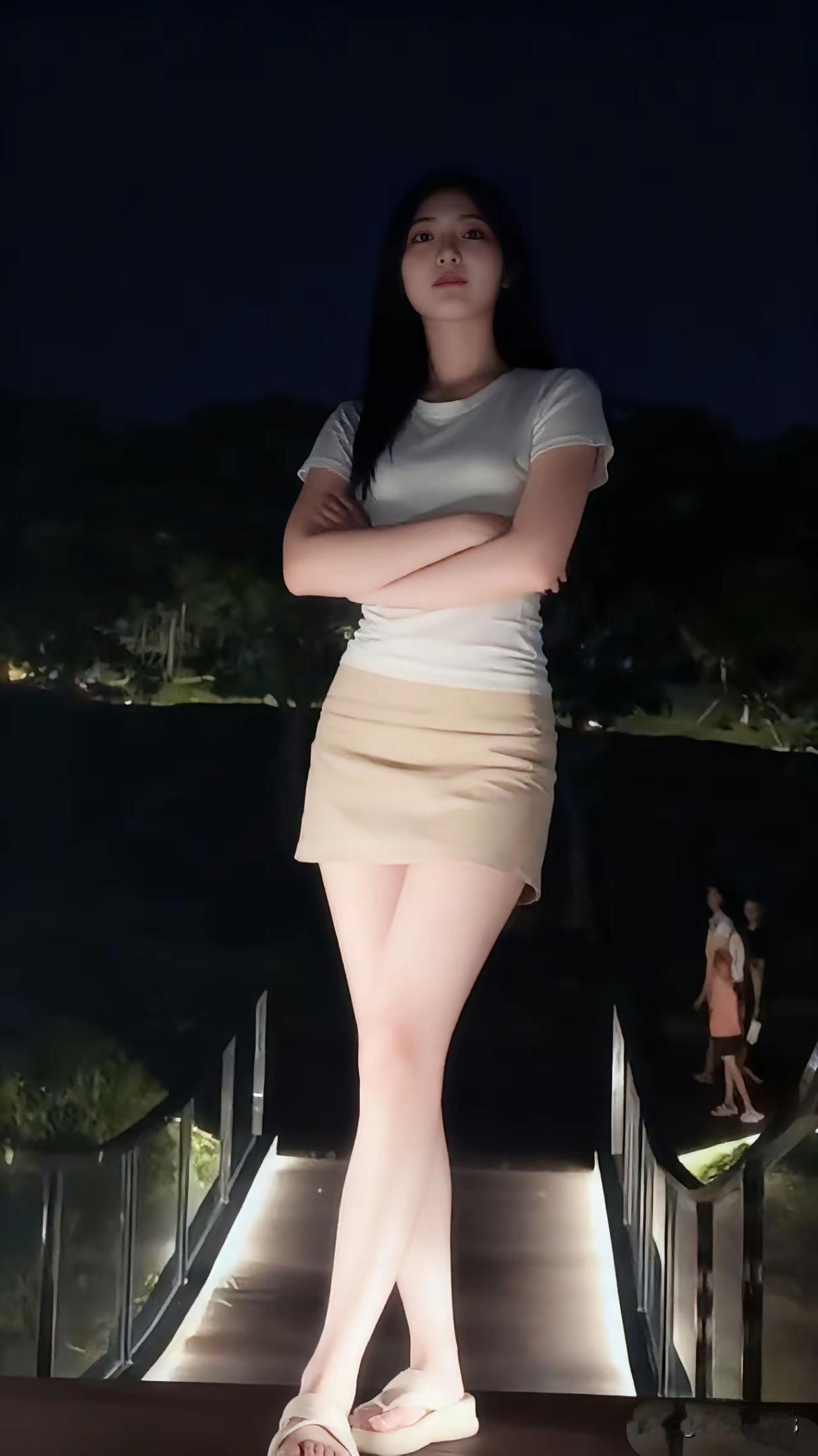 月下独行，影落桥边。梨型身材