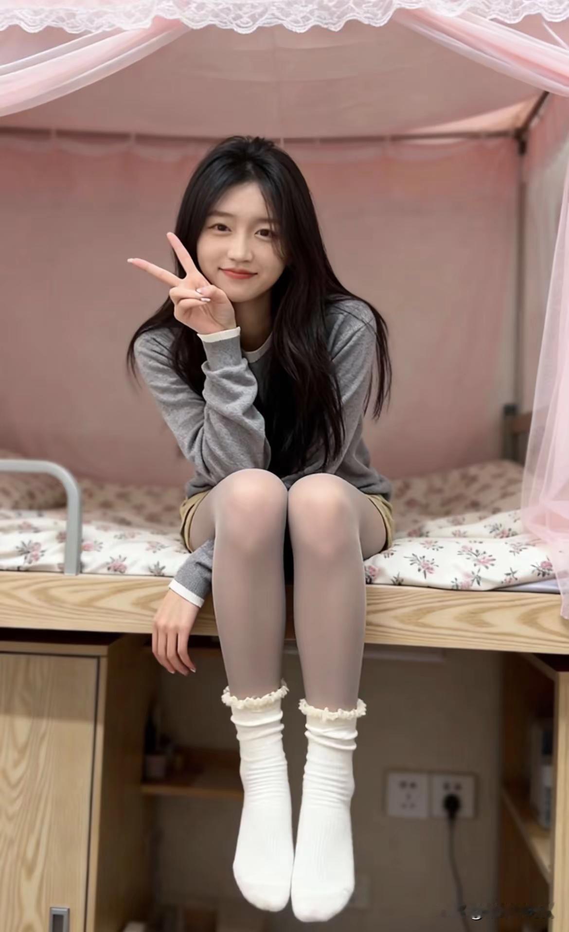 有的女生，天生就有当主角的命，这一身穿搭风格不给满分真的有点过意不去呀。