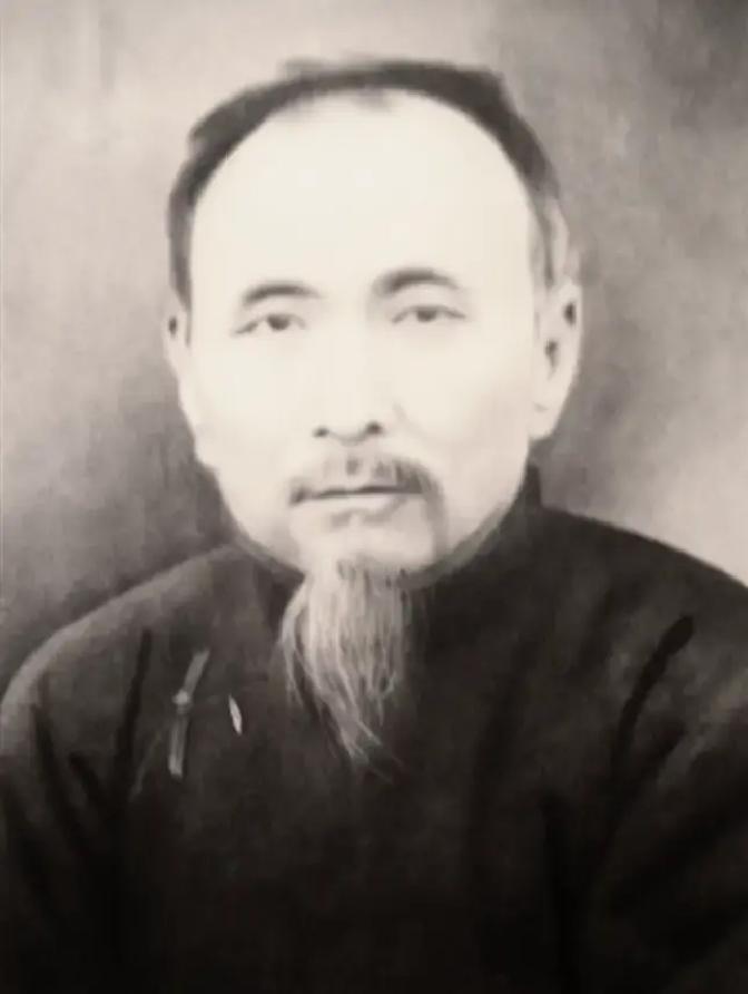 1935年，日军军官土肥原贤二，见大侠杜心五誓死不降，决定公开处决他。行刑的头天