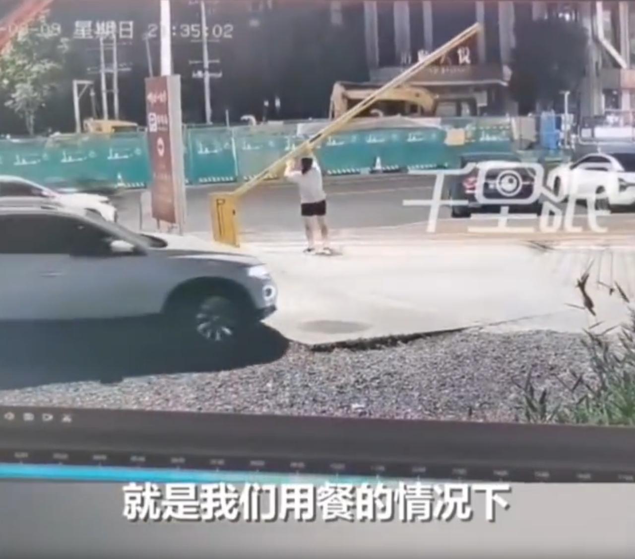 真不拿自己当外人！湖南株洲，一家饭店的停车场里，监控拍下了这么一幕：一位女士，走