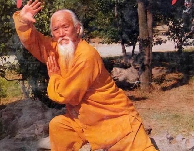 1945年的重庆，一场震撼的武术对决即将上演。那年，美国五星上将马歇尔的访华之行