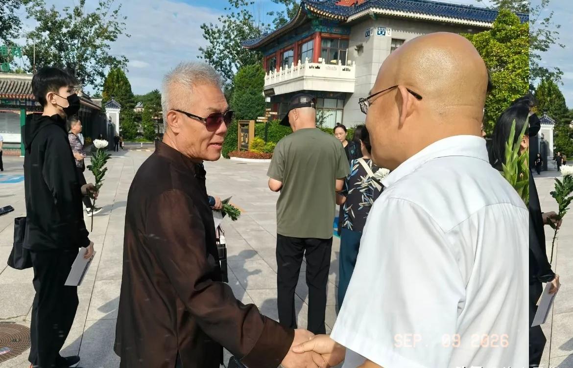 37岁龚爽离世：丈夫静默目送，父亲崩溃痛哭2026年9月9日，青年歌唱家龚爽的告别仪式在北京八宝山举
