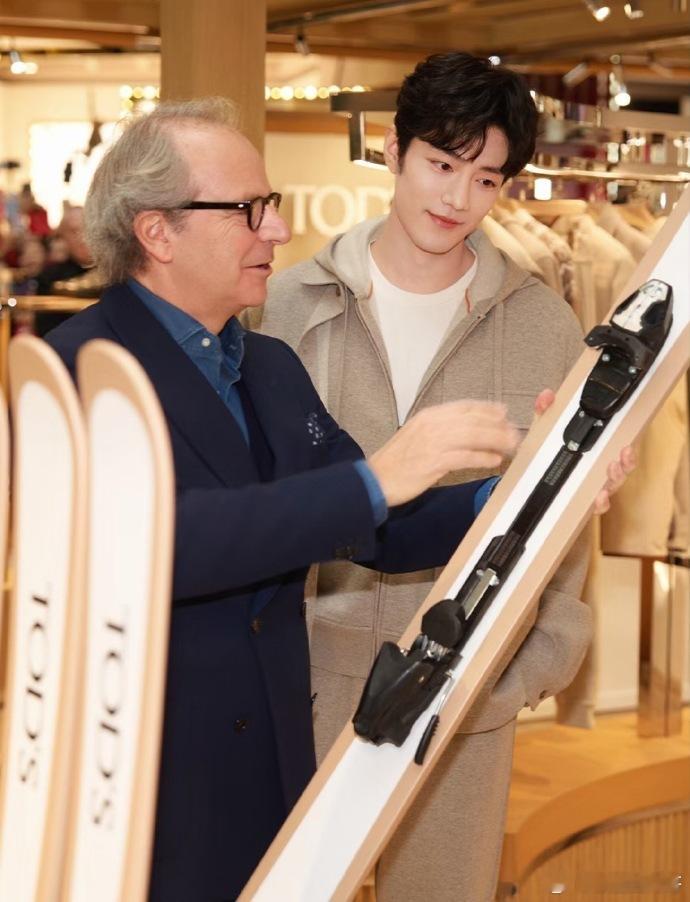 肖战真的会发光诶