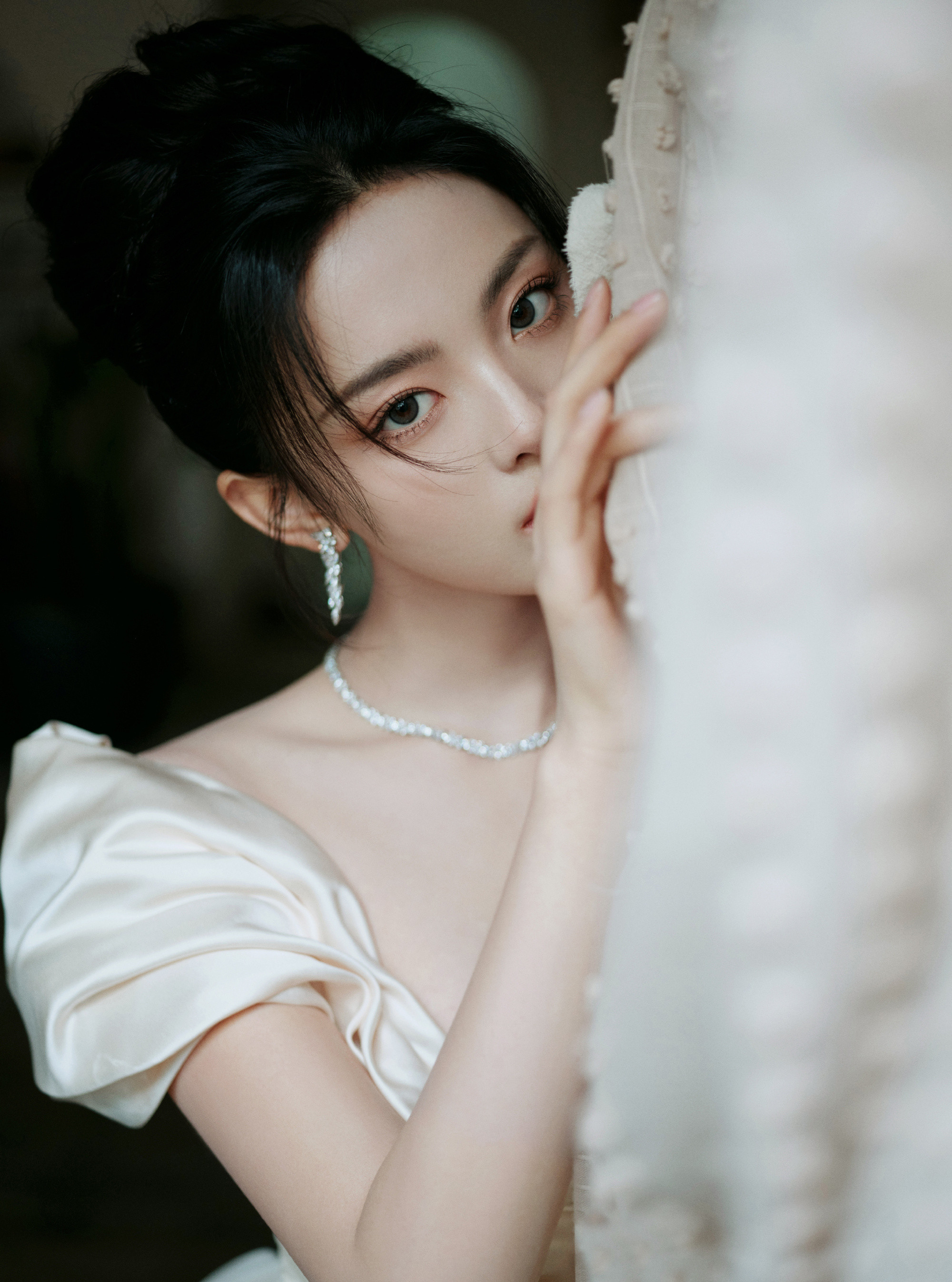 杨超越穿礼服真美，抹胸公主裙，朦胧娇俏，温柔入梦​​​