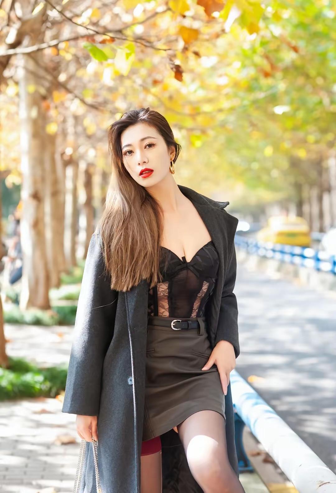 看透复杂是能力，选择简单是境界，生活偶尔伪笑，偶尔微笑。