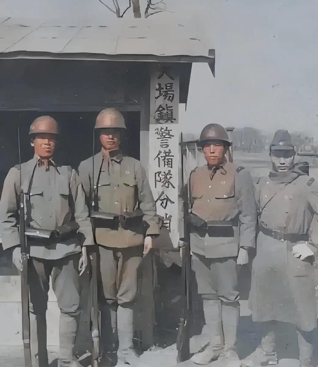 1938年，上海北郊大场镇，几名荷枪实弹的日本警备队员头戴钢盔站在警备分哨的房屋