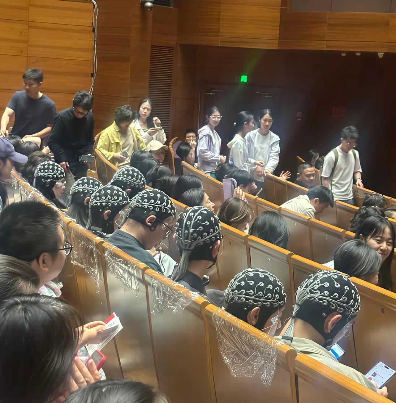 这是统一来做头发的吗？为什么步调如此出奇的一致？