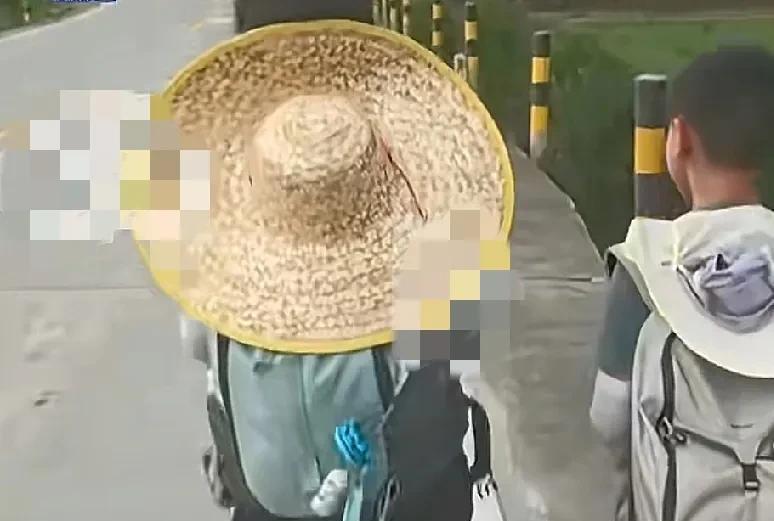 一男子带着一儿一女从深圳徒步回长沙，8月17日晚上一点多在长沙南站成功与妻子汇合