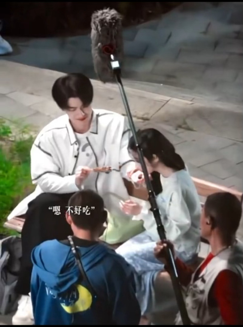 omg，陈鹤一接住了饶嘉迪吐出来的食物，他看了看，然后自己吃了。。。自己吃了。。